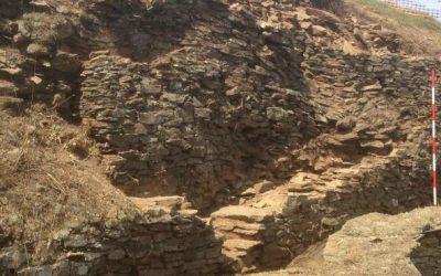 Descúbrese una escaleira no acceso a muralla de Viladonga