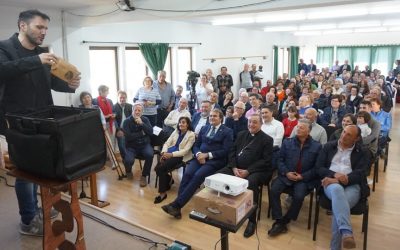 Castro de Rei rendiu unha multitudinaria homenaxe a Xosé Manuel Carballo, que xa lle dá nome ao teleclub local